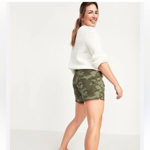 Old Navy Camo Camouflage Green Mid Rise Shorts, women's size 18